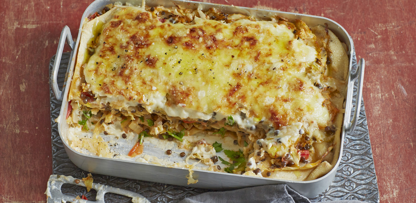 Whole grain lasagne with lentils, cabbage and tomatoes