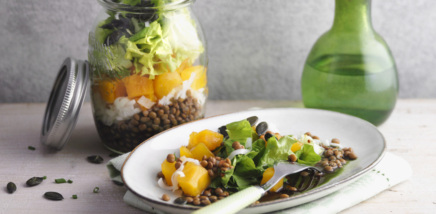 Insalata in barattolo con zucca e lenticchie