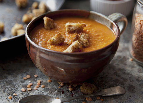 Zuppa piccante di lenticchie colfiorito rosse e pomodoro con i crostini