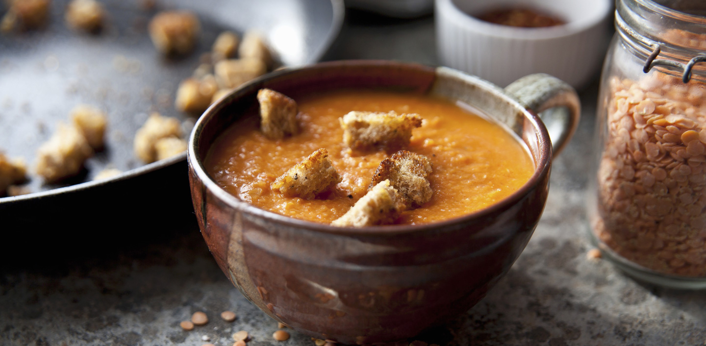 Zuppa piccante di lenticchie colfiorito rosse e pomodoro con i crostini