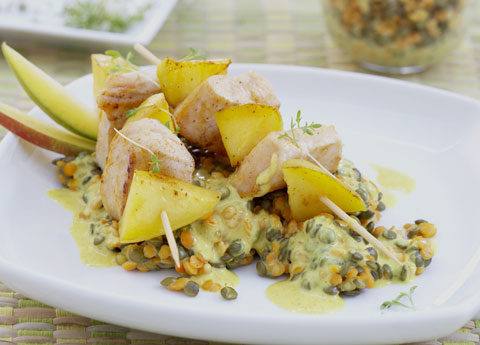 Spiedini di tacchino e mango con insalata di lenticchie