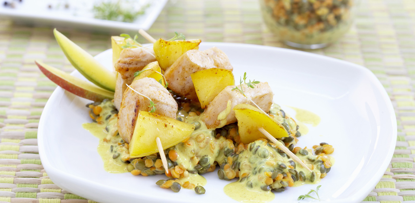 Turkey and mango skewers with lentil salad