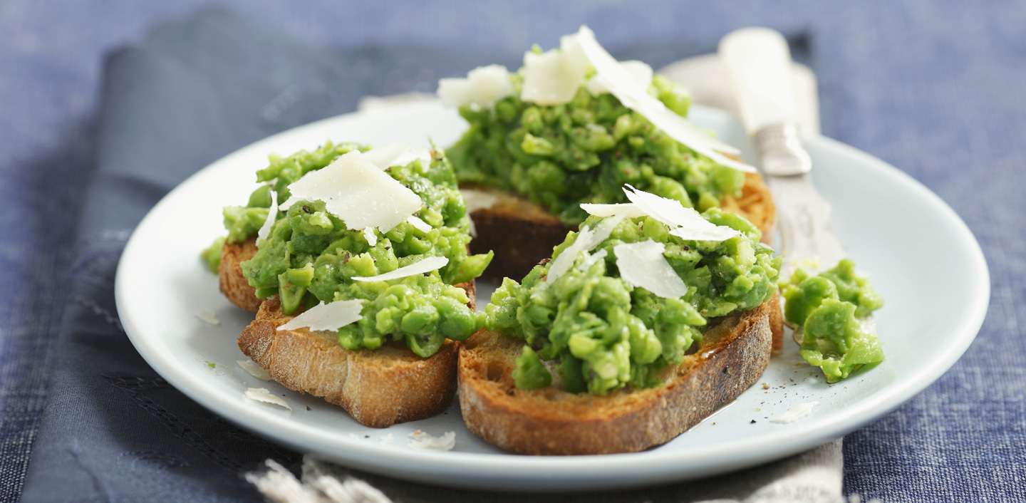 Crostini con piselli e Parmigiano